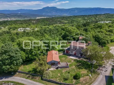 Grundstück 23.900 m², Šumber - drei Steinhäuser und Ruhe