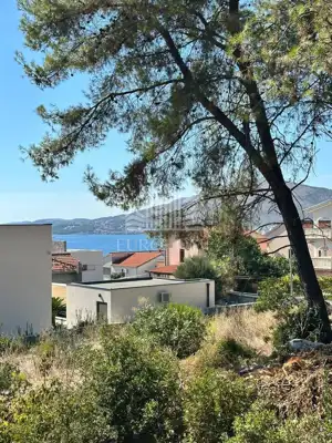 Građevinsko zemljište 850 m², Okrug Gornji, blizu mora