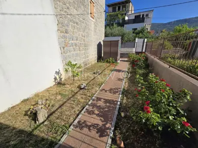 Kamena kuća 71 m², Kaštel Lukšić, vrt 35 m² i blizina mora