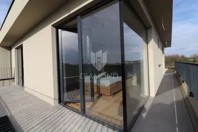 House 510 m², Poreč - heated pool and garden area - 2