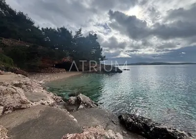Građevinsko zemljište 1.400 m², Zavala - 100 m od mora - 2
