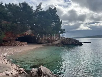 Građevinsko zemljište 1.400 m², Zavala - 100 m od mora