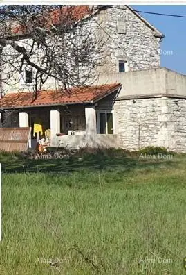 Zu verkaufen: altes Steinhaus mit Grundstück in Barban, ideal für ein Ferienhaus.