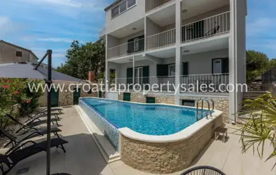 Kuća 240 m², Trogir - južna orijentacija i top lokacija