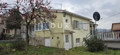 House 240 m², Labin - near the center and two apartments