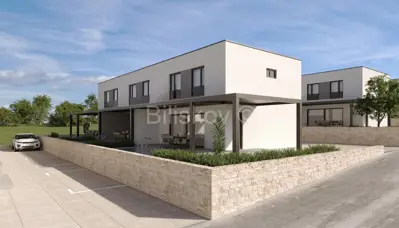Dvoetažni stan 110 m², Mandre - pogled na more i bazen