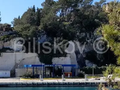 Tankstelle mit Apartmenthaus, Selca, Insel Brač
