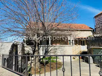 Haus, Brač, 300 m², 420 000 €