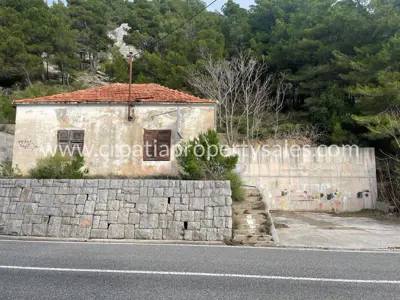 Baugrundstück 2 198 m², Omiš - an der Hauptstraße und mit Meerblick - 5