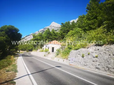 Baugrundstück 2 198 m², Omiš - an der Hauptstraße und mit Meerblick - 3
