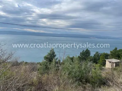 Baugrundstück 2 198 m², Omiš - an der Hauptstraße und mit Meerblick - 4