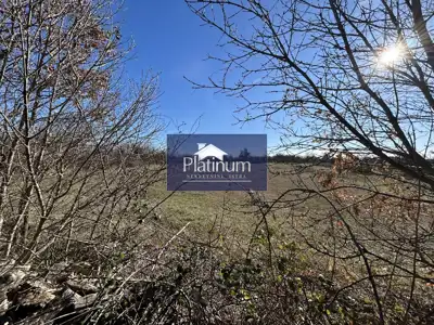Zemljište 5.864 m², Juršići - uz asfaltiranu prometnicu - 2