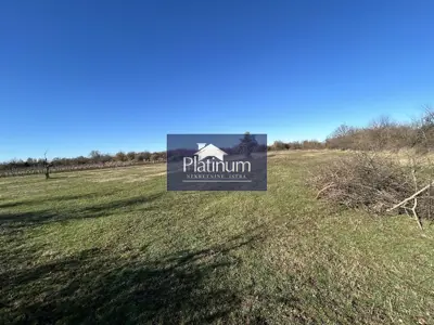 Zemljište 5.864 m², Juršići - uz asfaltiranu prometnicu - 5