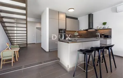 Kuća 238 m², Umag - bazen i okućnica - 15