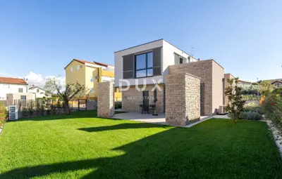 Kuća 238 m², Umag - bazen i okućnica - 4