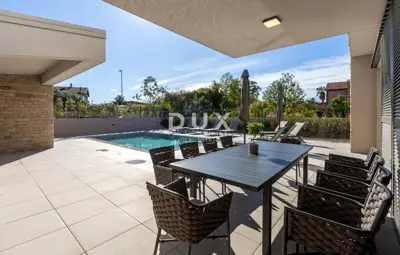 Kuća 238 m², Umag - bazen i okućnica - 7
