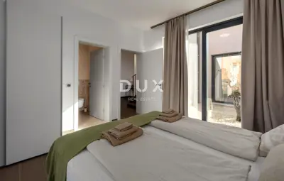 Kuća 238 m², Umag - bazen i okućnica - 19
