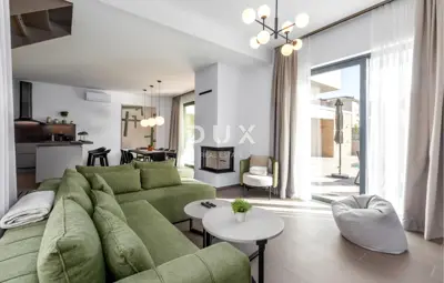 Kuća 238 m², Umag - bazen i okućnica - 12