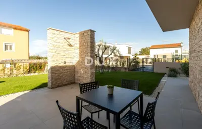 Kuća 238 m², Umag - bazen i okućnica - 5