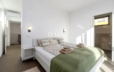 Kuća 238 m², Umag - bazen i okućnica - 22