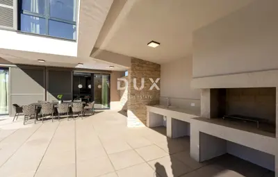 Kuća 238 m², Umag - bazen i okućnica - 9