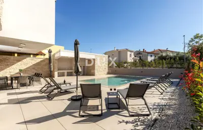 Kuća 238 m², Umag - bazen i okućnica - 6