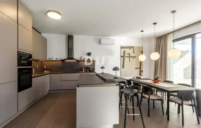 Kuća 238 m², Umag - bazen i okućnica - 16