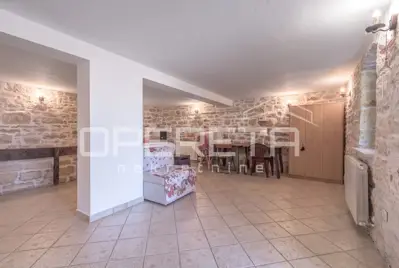 Kamena kuća u Višnjanu, grijani bazen i okućnica - 21
