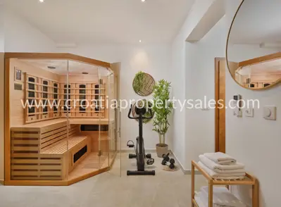 Haus 220 m², Kaštel Novi, erste Reihe zum Meer - 9