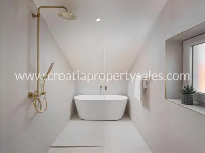 Haus 220 m², Kaštel Novi, erste Reihe zum Meer - 15