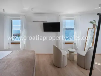 Haus 220 m², Kaštel Novi, erste Reihe zum Meer - 14