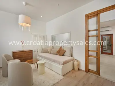 Haus 220 m², Kaštel Novi, erste Reihe zum Meer - 5