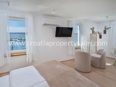 Haus 220 m², Kaštel Novi, erste Reihe zum Meer - 12