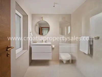 Haus 220 m², Kaštel Novi, erste Reihe zum Meer - 8