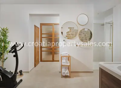 Haus 220 m², Kaštel Novi, erste Reihe zum Meer - 4