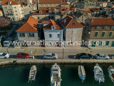 House 220 m², Kaštel Novi, first row to the sea