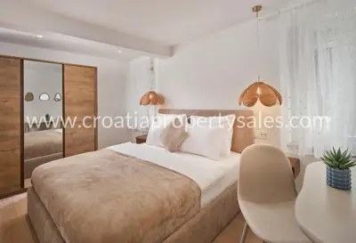 Haus 220 m², Kaštel Novi, erste Reihe zum Meer - 10