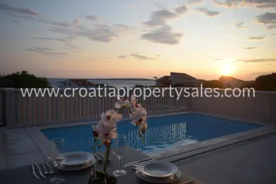 Haus 121 m², Zadar - Pool und Terrasse