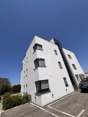 Stan 97 m², Sukošan - moderan dvoetažni stan s dva vrta