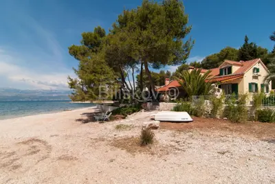 Prekrasna kuća, Mirca, otok Brač, prvi red uz more