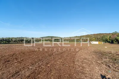 Poreč - atraktivno poljoprivredno zemljište s infrastrukturom i maslinikom - 2