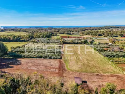 Poreč - atraktivno poljoprivredno zemljište s infrastrukturom i maslinikom