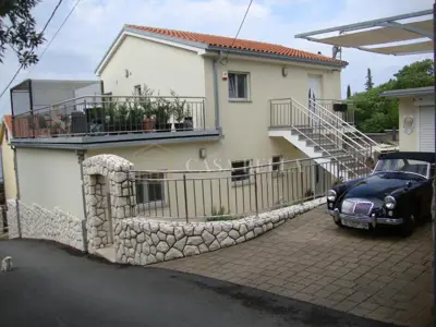 Kuća u Novom Vinodolskom, 3 apartmana i stan uz more