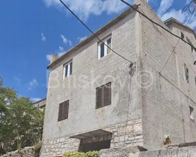 Kuća 400 m², Milna - centar mjesta, 50 m od mora