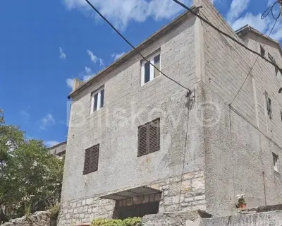 Kuća 400 m², Milna - centar mjesta, 50 m od mora