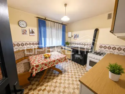 Haus zum Kauf in Blinjski Kut, 360 m²