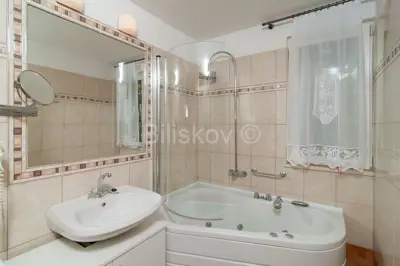Prekrasna dvojna kuća, Mirca, otok Brač, prvi red uz more - 17