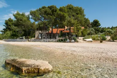Prekrasna dvojna kuća, Mirca, otok Brač, prvi red uz more - 2