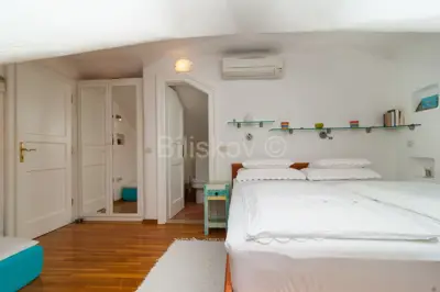 Prekrasna dvojna kuća, Mirca, otok Brač, prvi red uz more - 21