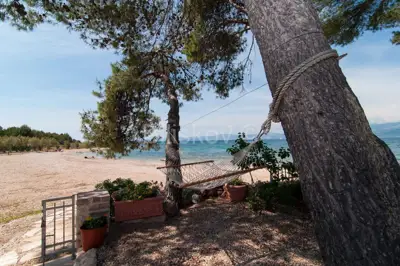 Prekrasna dvojna kuća, Mirca, otok Brač, prvi red uz more - 9
